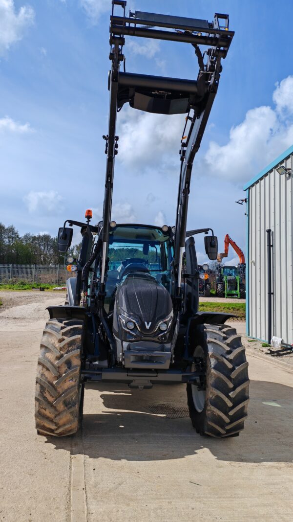 VALTRA G135 HI-TEC & LOADER 4WD TRACTOR
