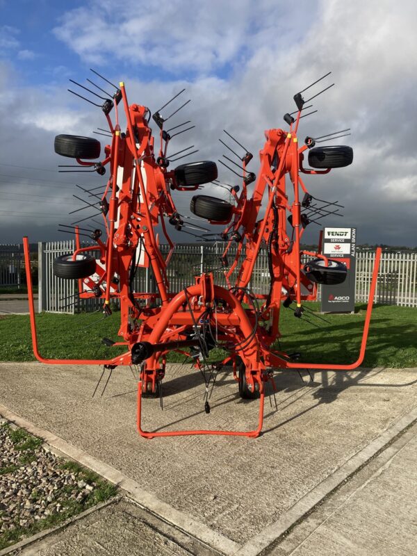 Kuhn GF 8700 Mounted Tedder