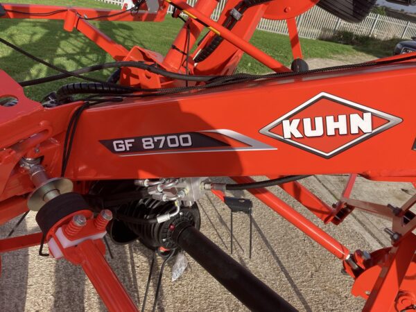 Kuhn GF 8700 Mounted Tedder