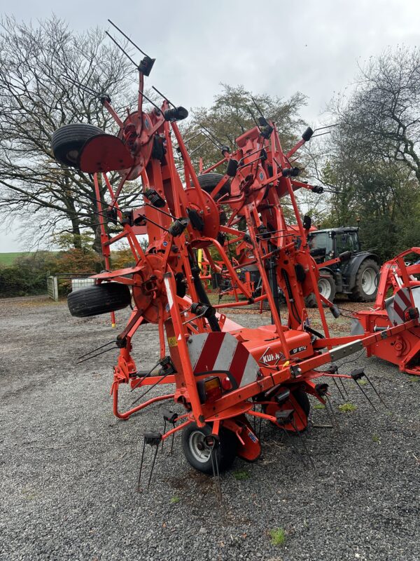 Kuhn GF8712 8 rotor tedder