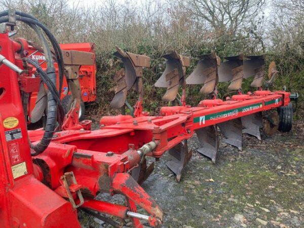Vogel Noot 6 furrow reversible plough